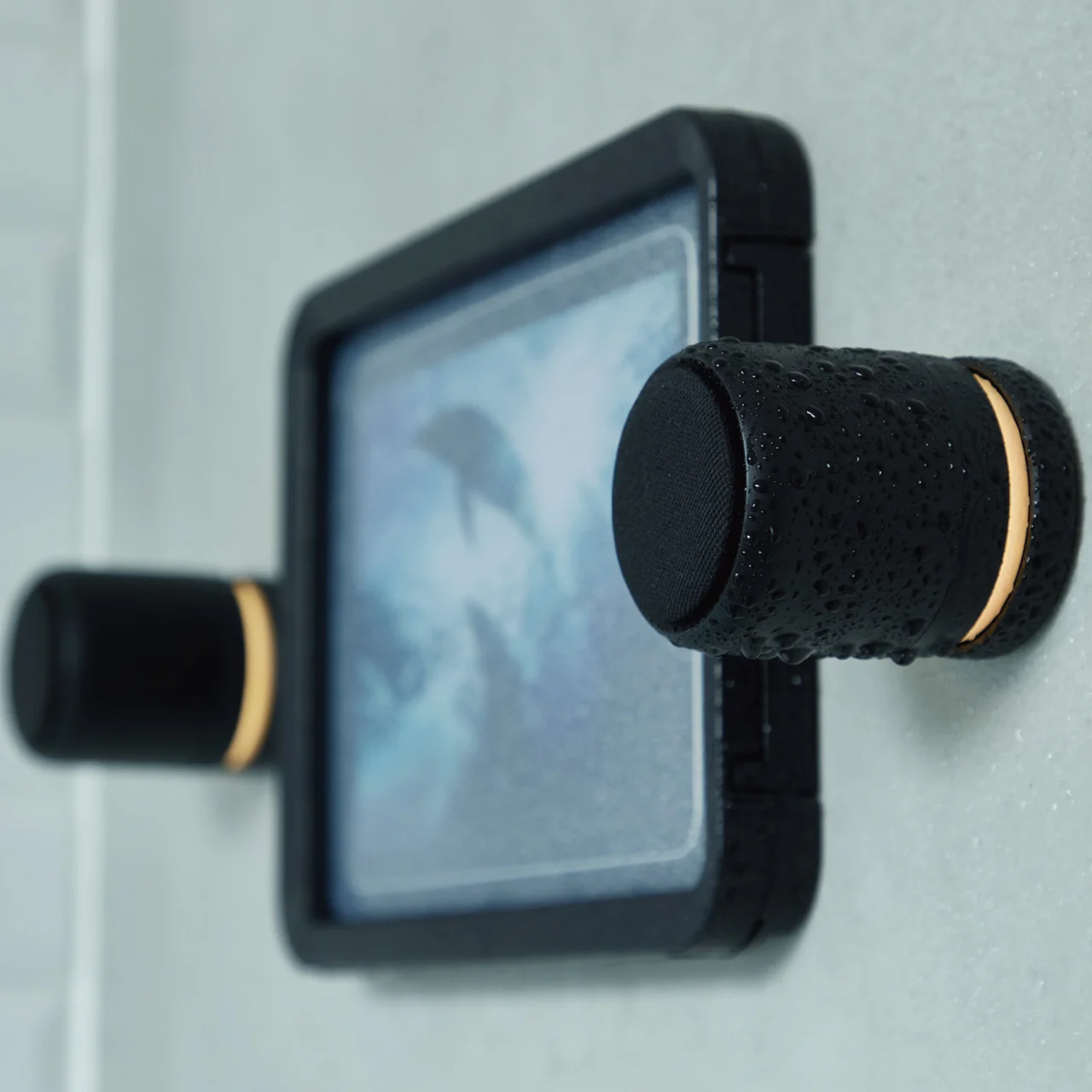 壁面に貼り付けたMAGCASEの左右に設置されたMAGSPEAKER DUO