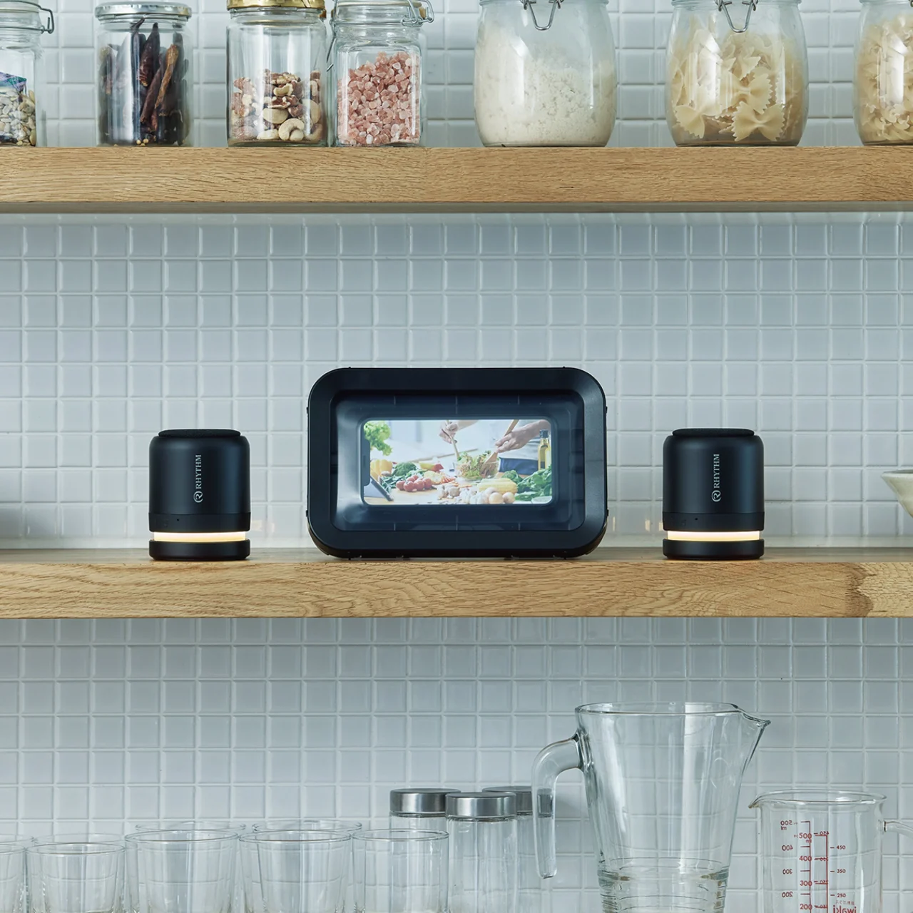 キッチンの棚に置かれたMAGCASEと左右のMAGSPEAKER DUO