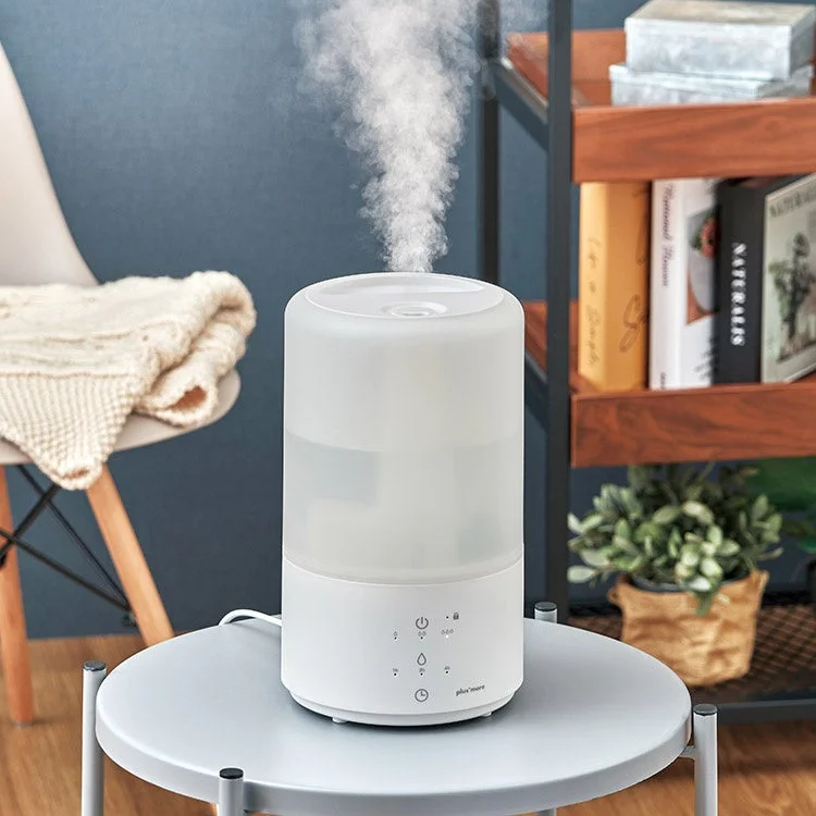 蒸気が熱くない上部給水スチーム加湿器のホワイト本体から蒸気が出る様子