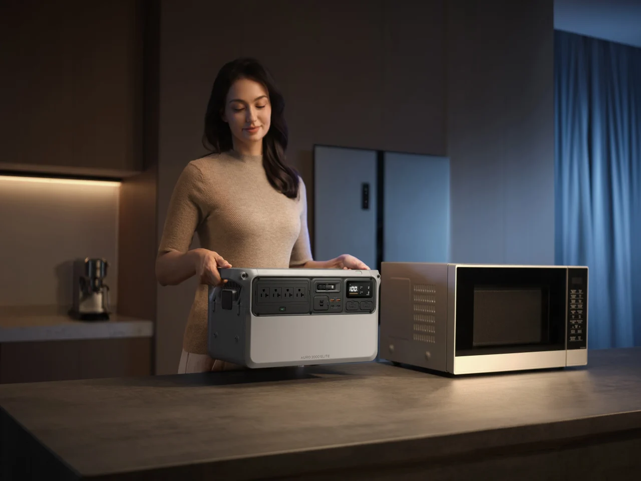 キッチンで女性がDJI Power Auro 2000 Eliteを電子レンジの横に置く様子