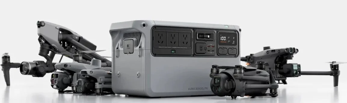 DJI Power Auro 2000 Eliteと複数のDJIドローンが並ぶ様子