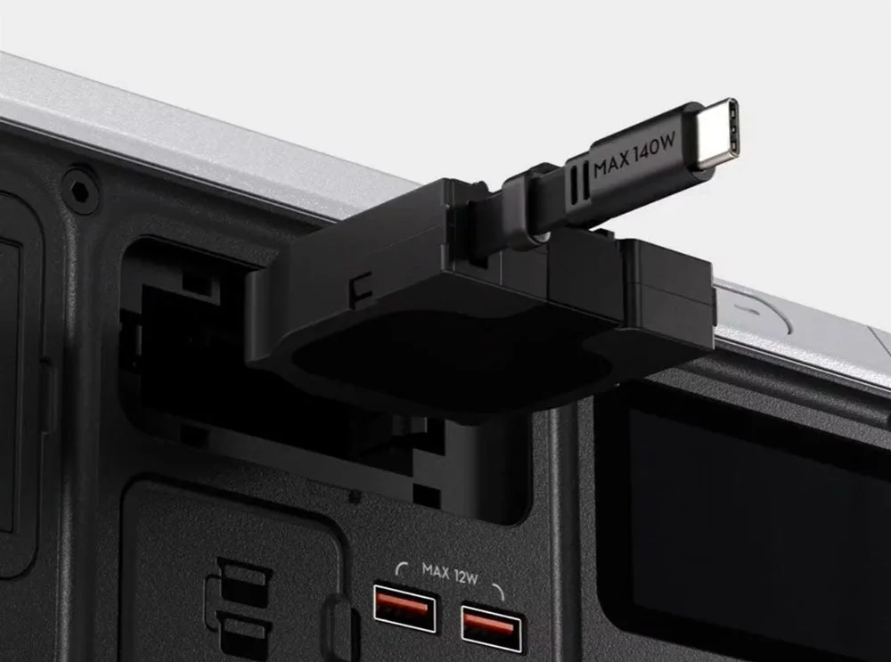 本体に内蔵された140W巻き取り式USB-Cケーブルと、USB-Aポート