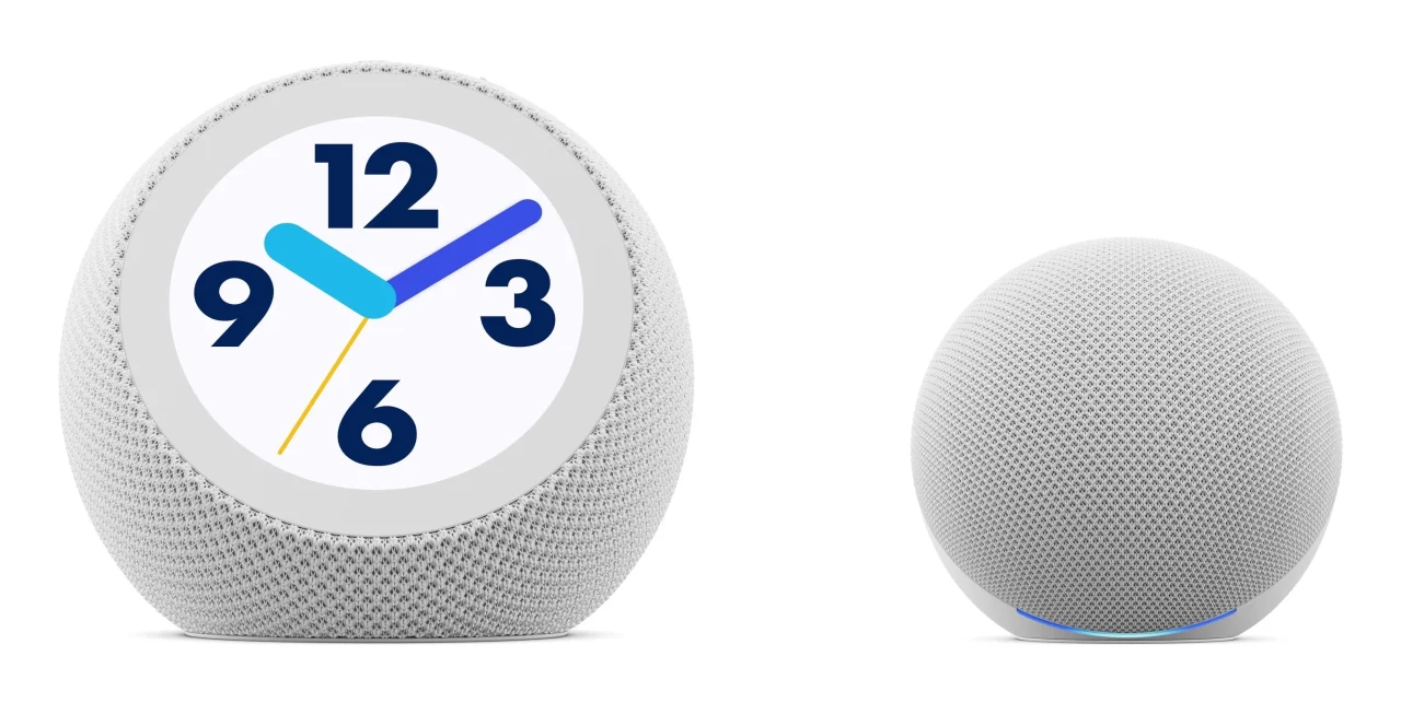 白いスマートクロックEcho Timeとスマートスピーカー Echo Dotが並ぶ