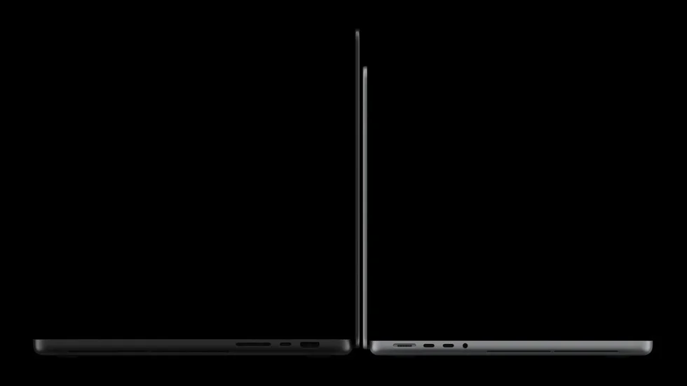 黒背景に並ぶ、側面から見た2台のMacBook Pro