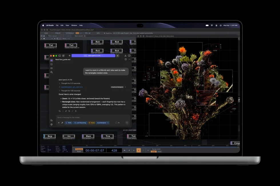 LM StudioをMacBook Proで表示、花の3D点群とチャット画面