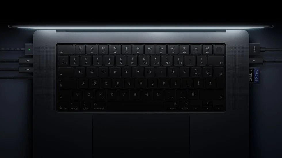 MacBook Proを上から見たキーボードと左右のポート接続ケーブル