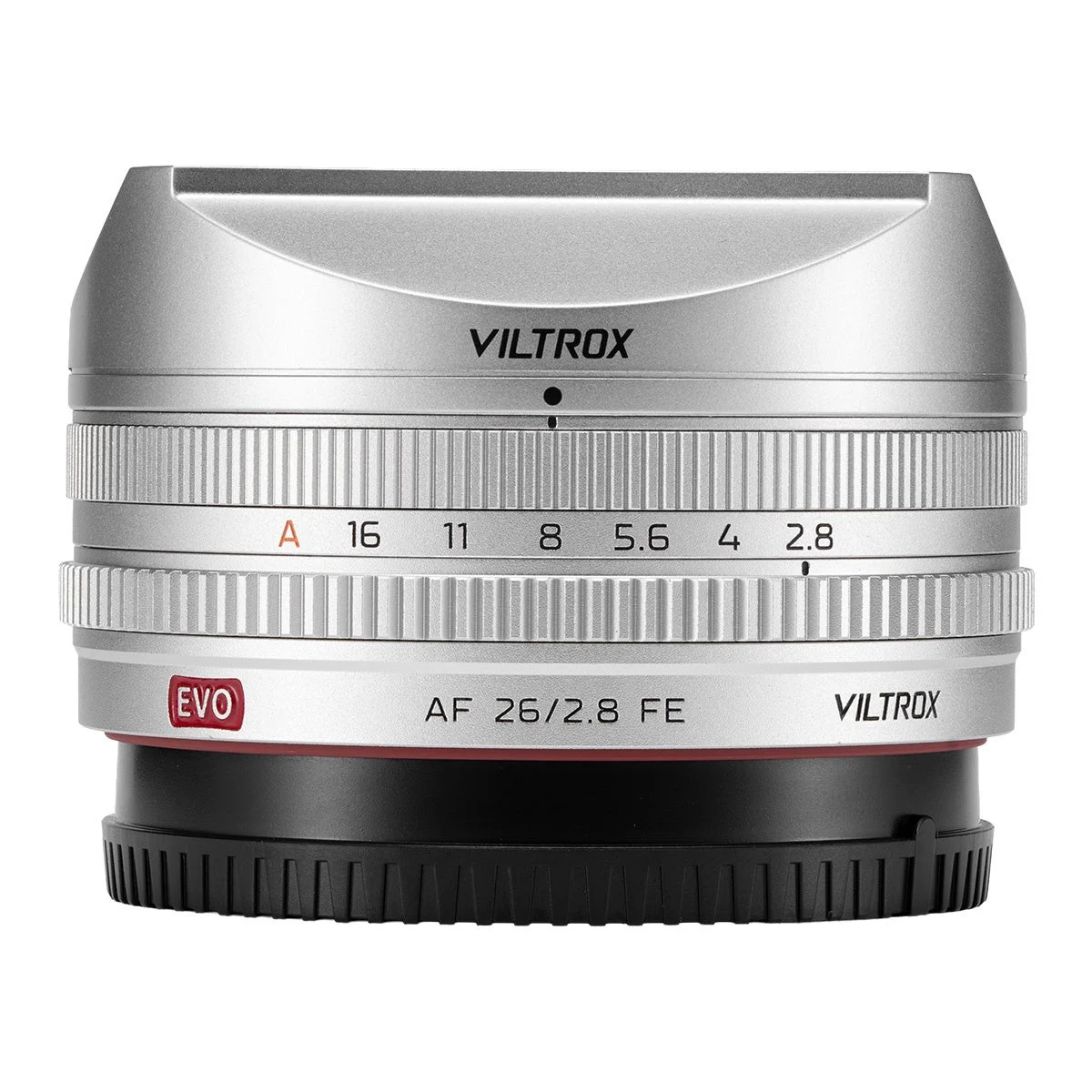 Viltrox AF 26mm F2.8 EVO ミストシルバーの側面。フード付きで絞りリングが見える