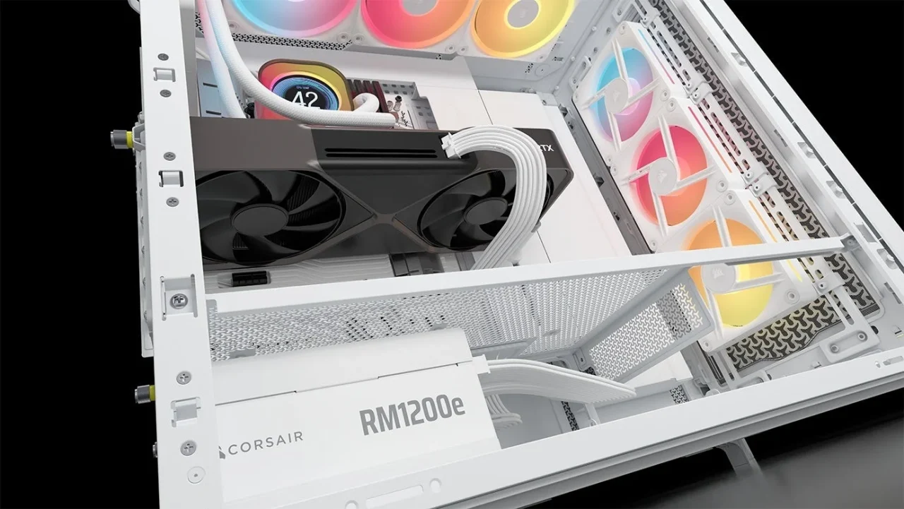 白いPCケース内に搭載されたRM1200e 2nd Gen電源ユニットとグラボ