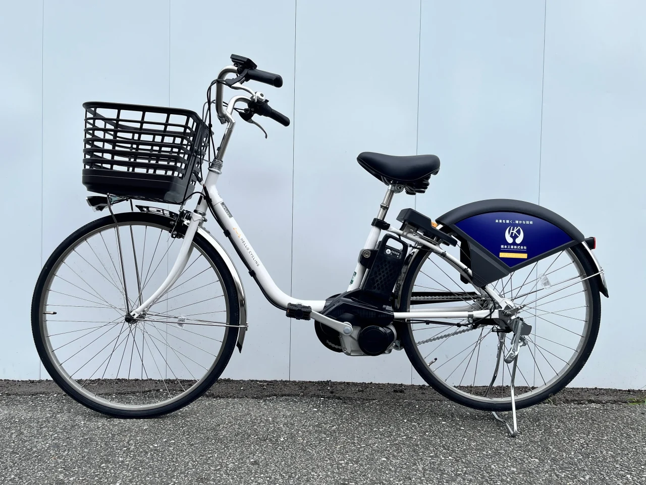HELLO CYCLINGに導入された電動アシスト自転車。白いフレームに黒い前かご
