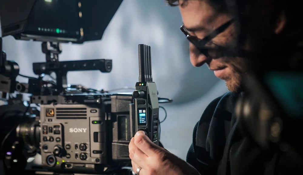 SONYのカメラに取り付けたCineView Master 4K IIの送信機を確認する人物