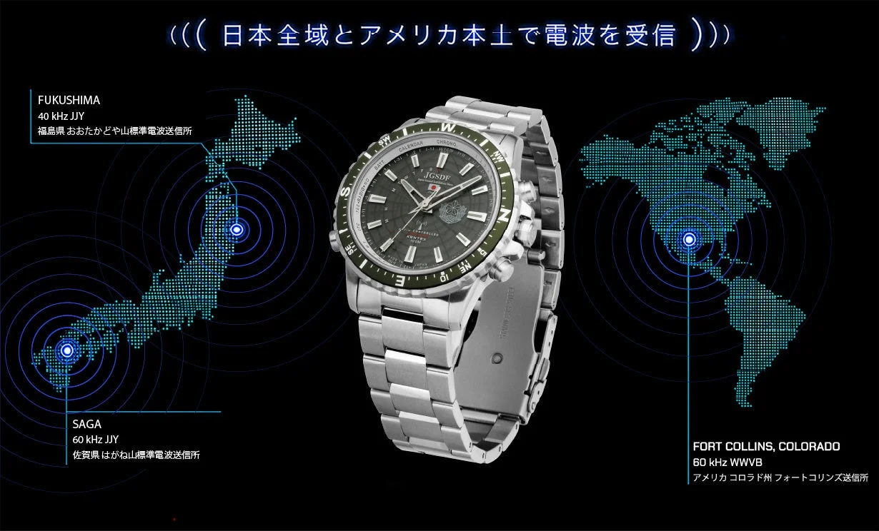 日本とアメリカの標準電波受信を示す、緑ベゼルの腕時計と地図