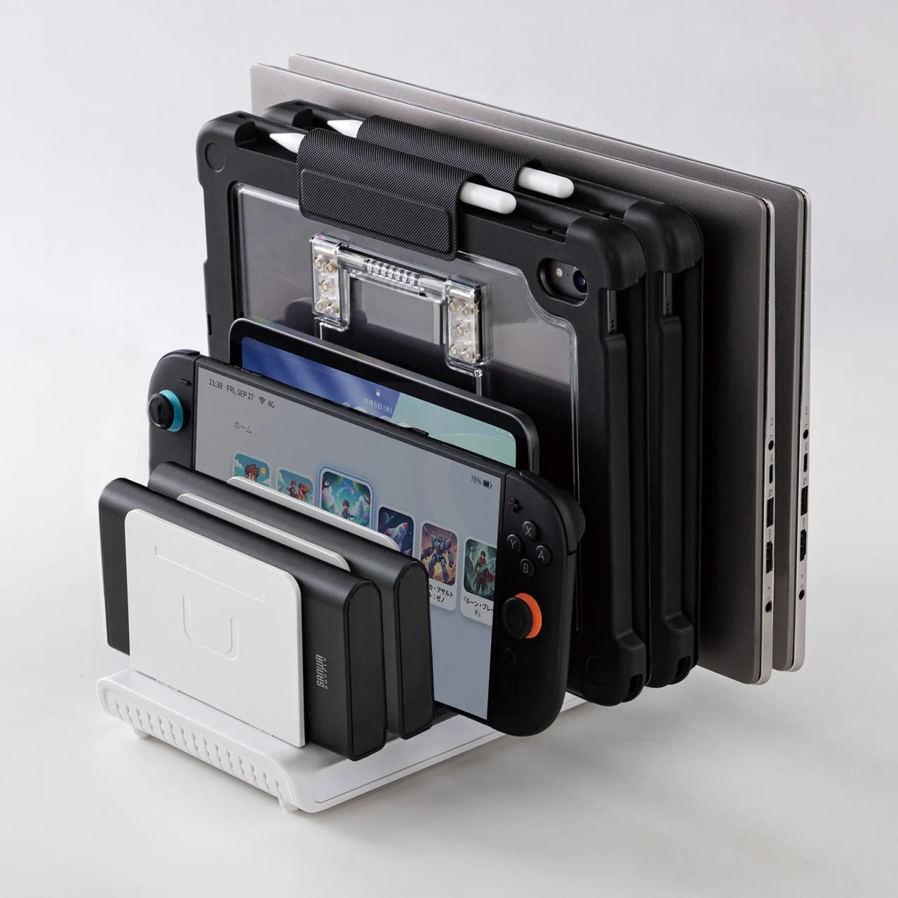 モバイルパソコン・タブレット用スタンドに複数の端末を立てて収納した様子