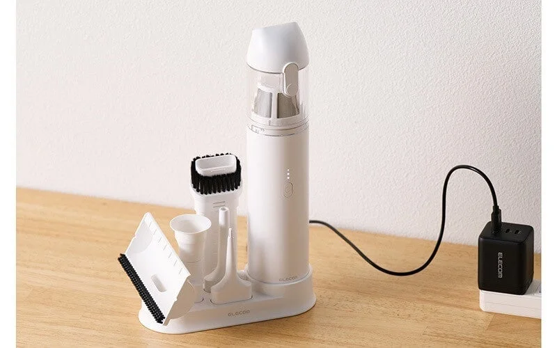 充電スタンドに本体とノズルを収納したコードレスハンディクリーナー