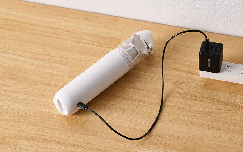 USBケーブルをつないで本体を直接充電するコードレスハンディクリーナー