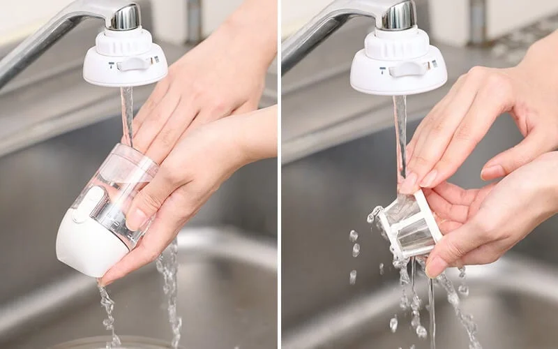 蛇口の水でダストカップとメッシュフィルターを水洗いする様子