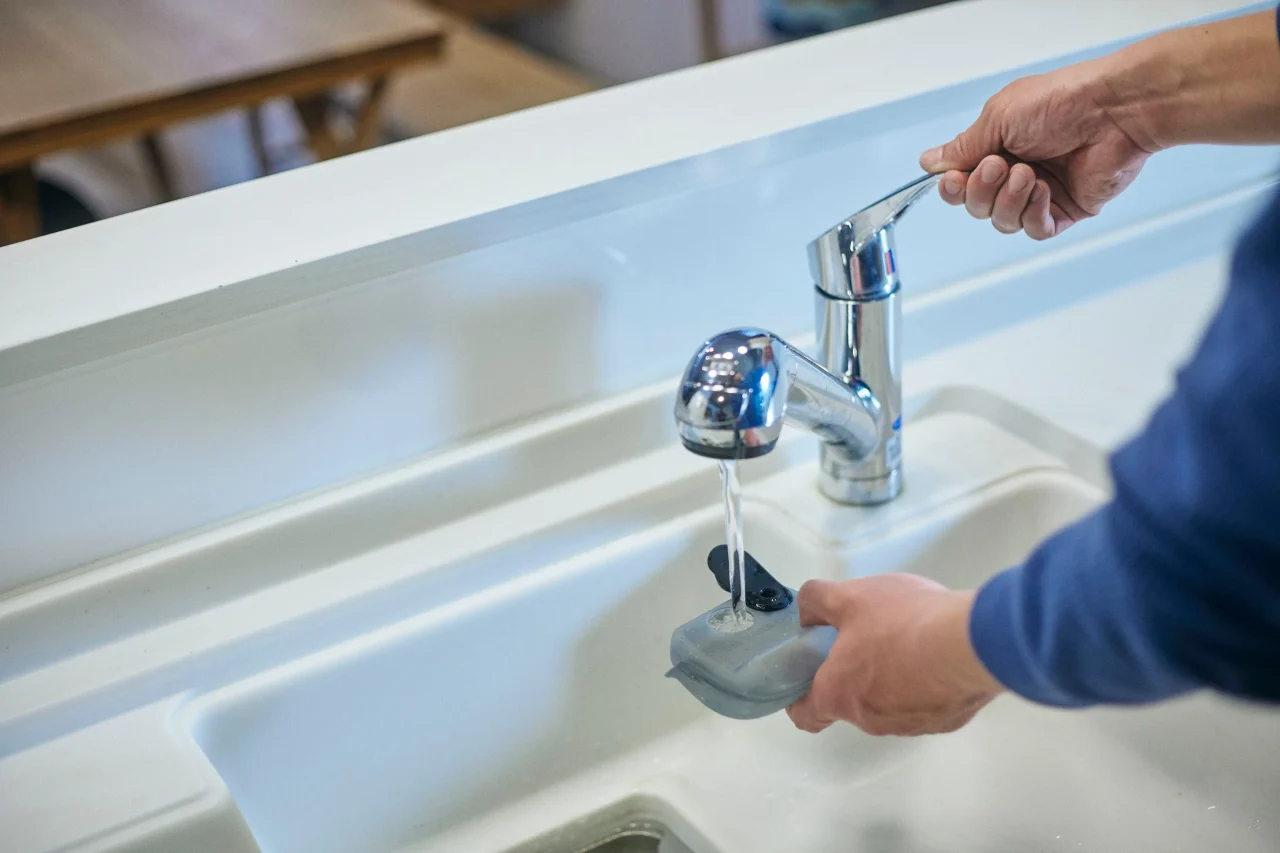 待ち時間が短く連続使用が可能:キッチンの蛇口から本体の給水タンクへ水を入れる様子