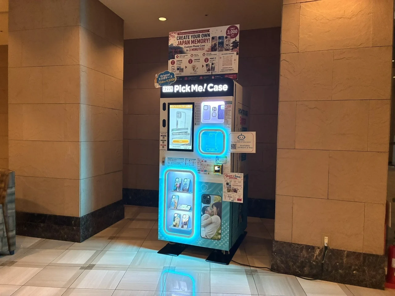 ホテル館内に設置された青く光るスマホケース自販機「PickMe!Case」