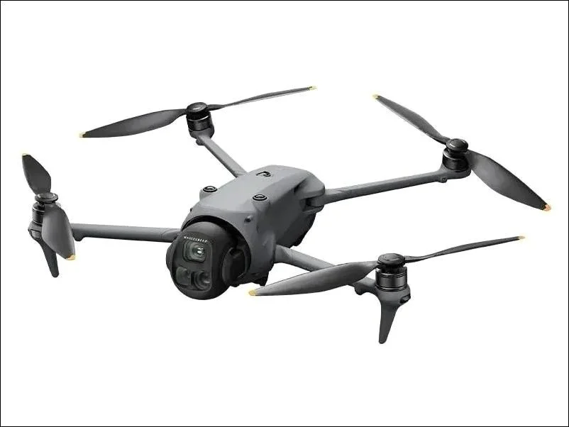 DJI Mavic 4 Pro。4枚プロペラと前面に複数レンズのカメラを持つ灰色のドローン