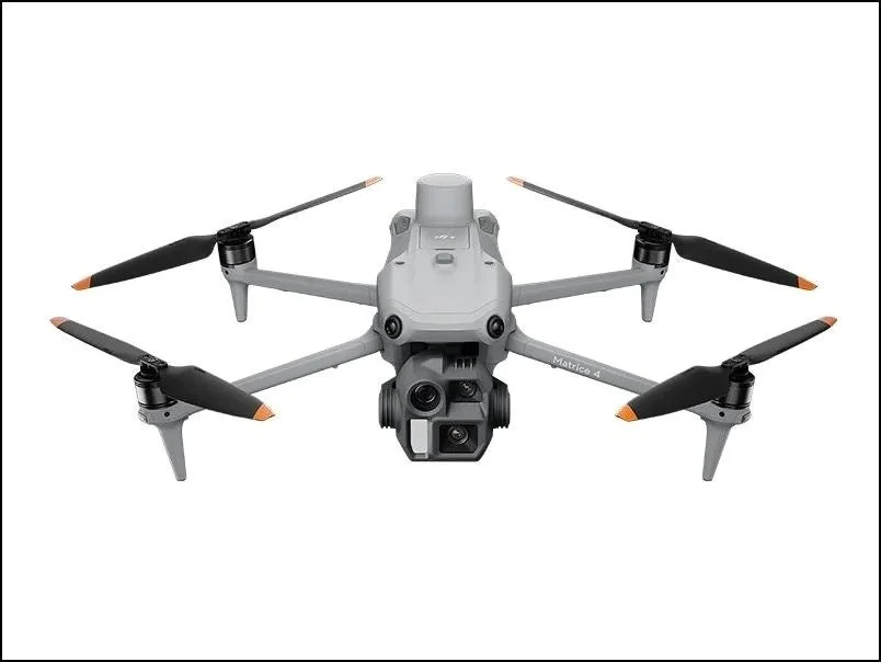 DJI Matrice 4E(写真測量向け小型ドローン)の灰色の機体と下部のカメラ