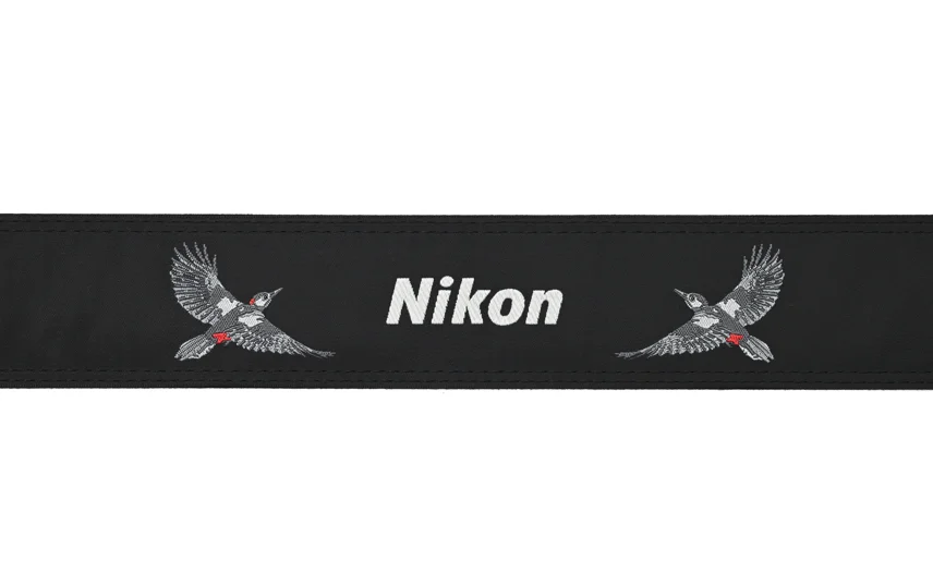 バードストラップ アカゲラ(ブラック)のNikonロゴとアカゲラ刺繍部分