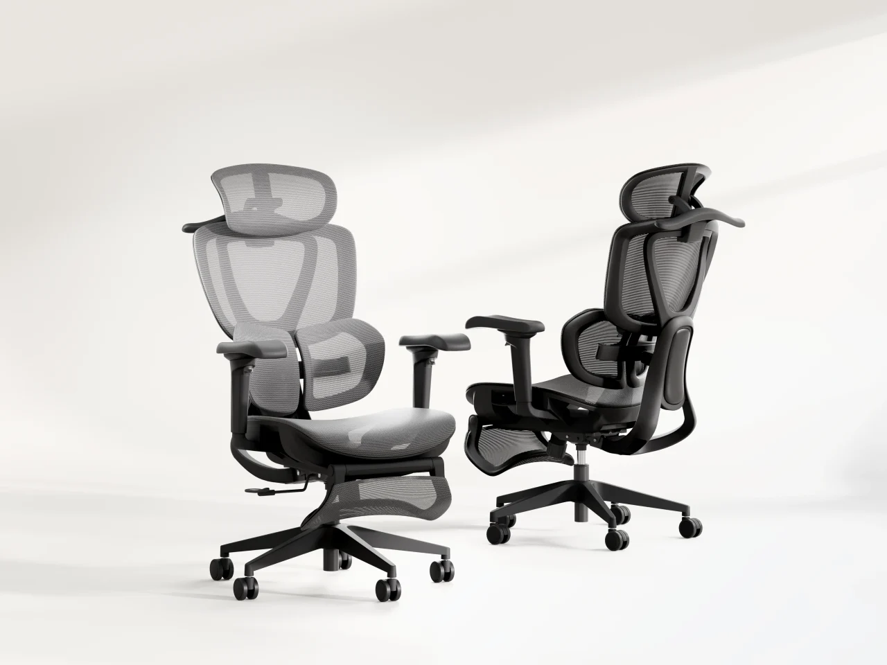 SitForceのワークチェア2脚。ヘッドレスト付きのメッシュ背もたれと肘掛け