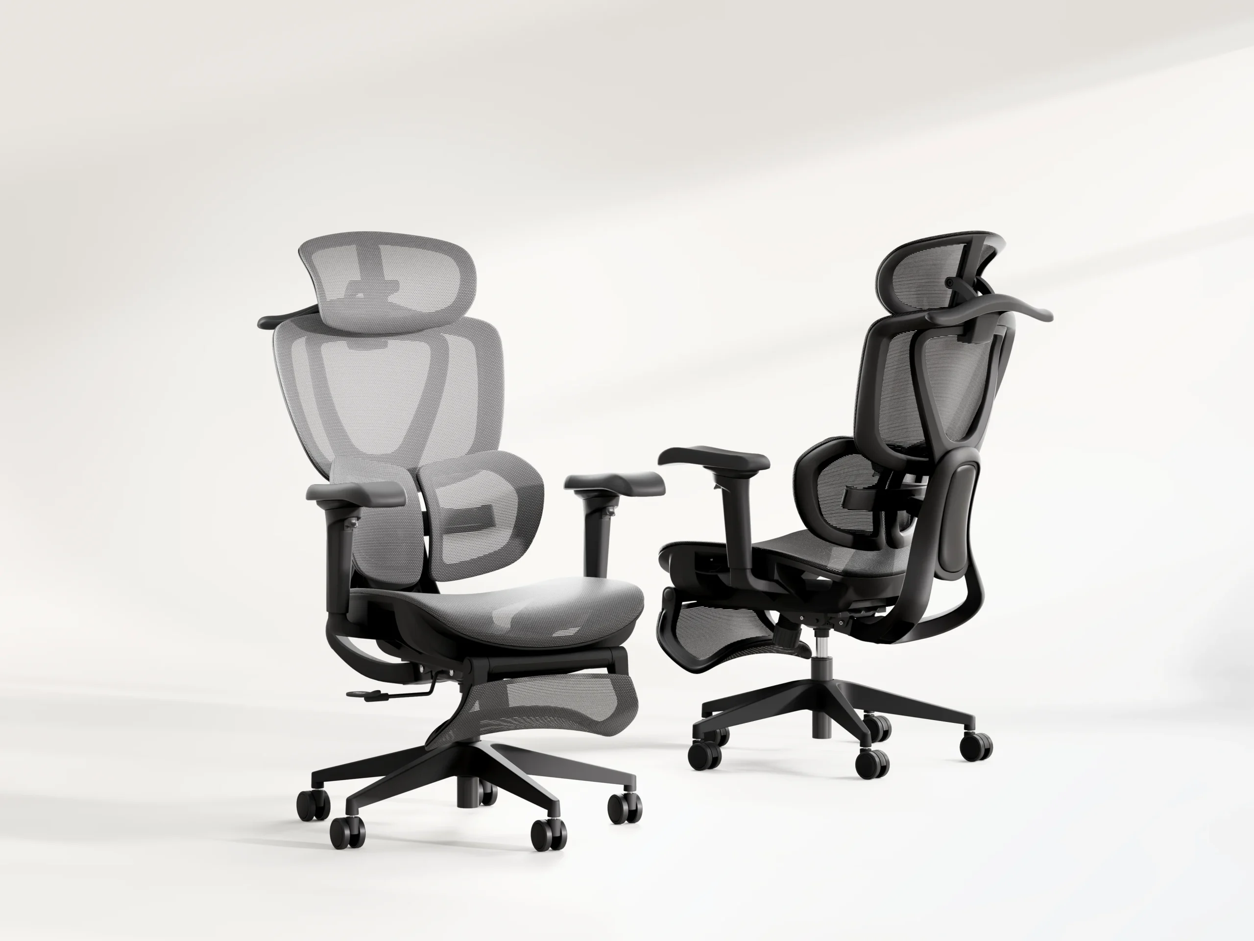 SitForceのワークチェア2脚。ヘッドレスト付きのメッシュ背もたれと肘掛け
