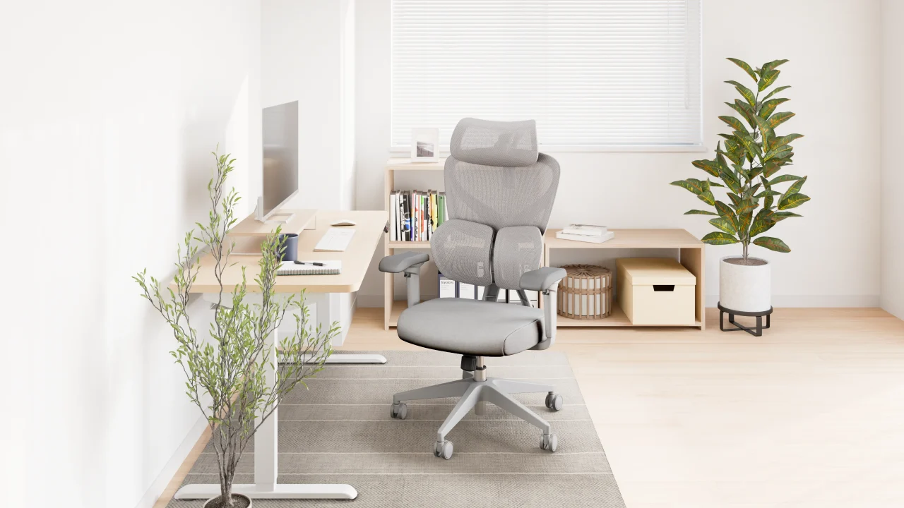 デスクと棚のある部屋に置かれた、グレーのメッシュ背もたれのSitForceワークチェア