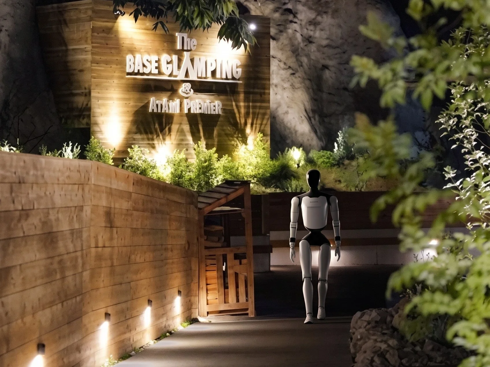 夜のTHE BASE GLAMPING入口の看板前を歩くヒューマノイドロボットA3 Ultra