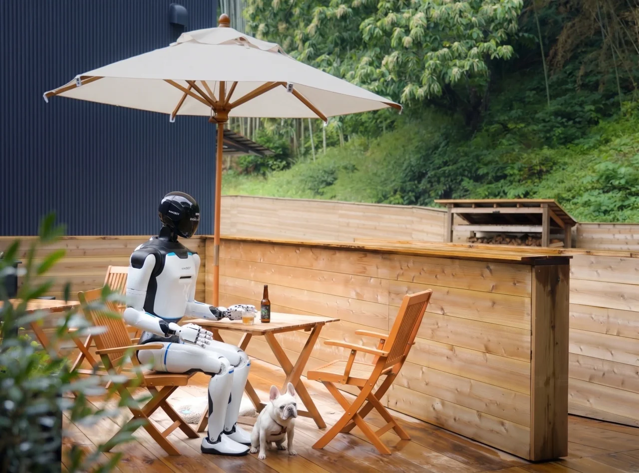 THE BASE GLAMPING ATAMI PREMIERのテラス席に座る人型ロボットと犬