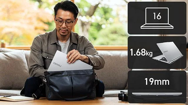 DAIV Z6を鞄に入れる男性。16型・1.68kg・19mmの表示